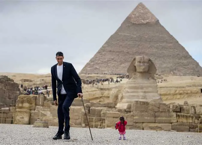 World's tallest man and shortest woman hang out at Pyramids