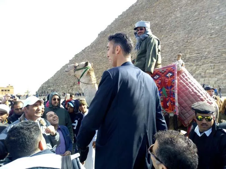 World tallest man & shortest woman visit the pyramids
