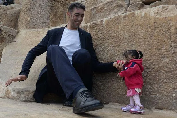 World tallest man & shortest woman visit the pyramids
