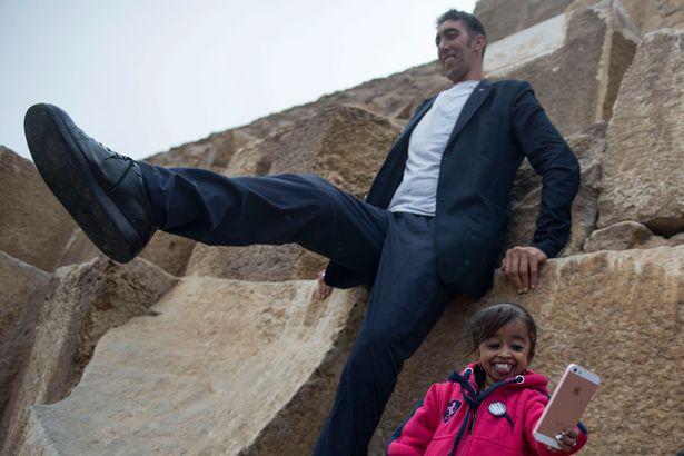 World tallest man & shortest woman visit the pyramids